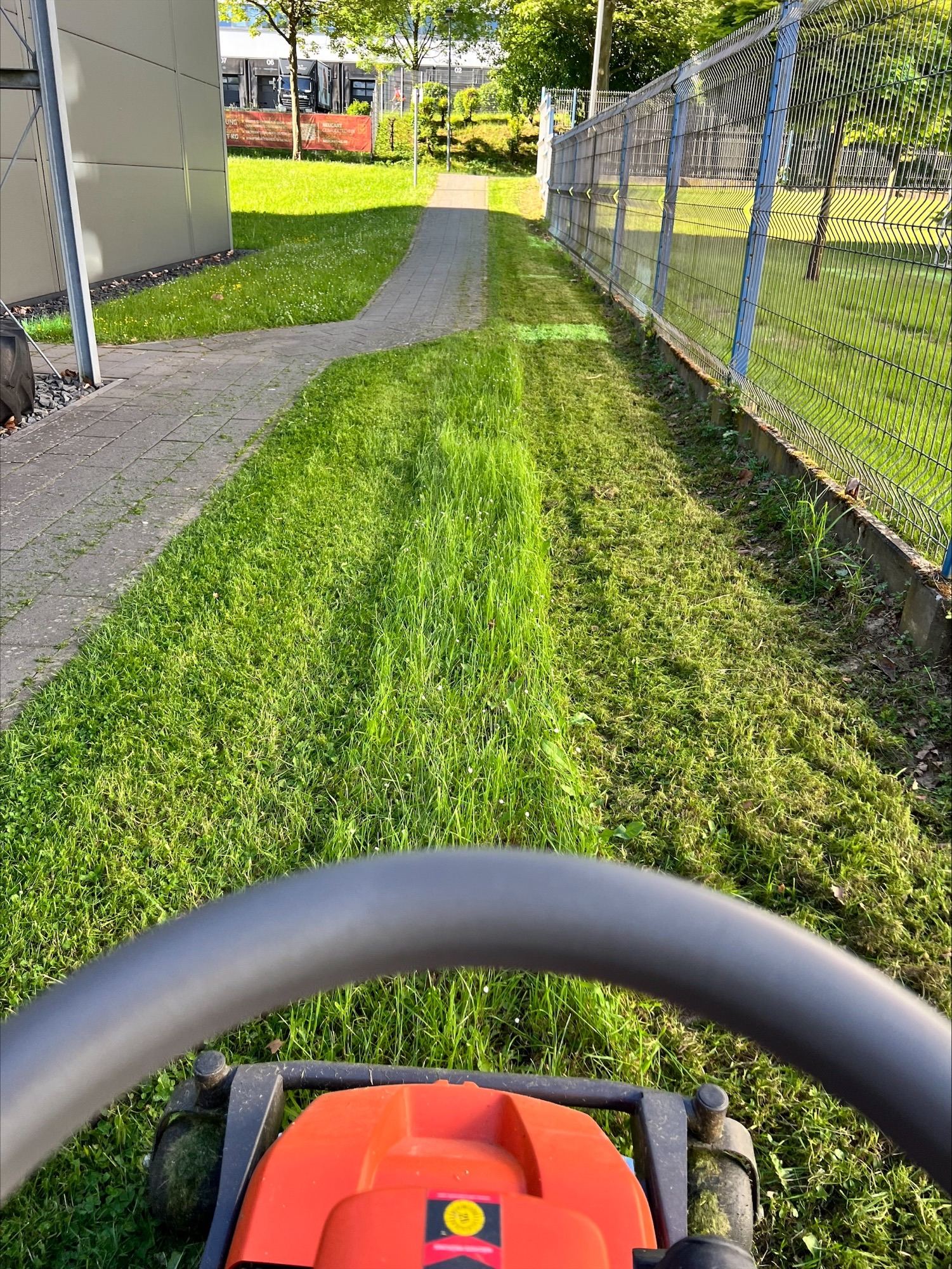 Mähservice entlang eines Zauns